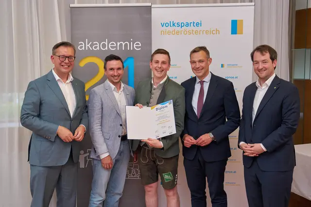 VP-Landesgeschäftsführer Matthias Zauner, Vizepräsident NÖ Gemeindebund Lambert Handl, Bürgermeister Florian Hutter, VP-Klubdirektor Philipp Gruber und Geschäftsführer Akademie 2.1 Markus Burgstaller (v.l.) | Foto: VPNÖ