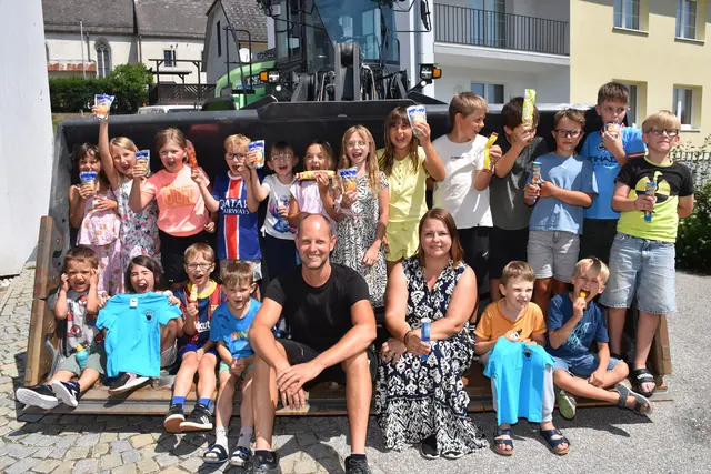 Angela und Bernhard Aschauer und ihre Mitarbeiterinnen und Mitarbeiter von Baumaschinen Aschauer verteilten an die Volksschulkinder und an die Kinder in der Krabbelstube und im Kindergarten kühle Erfrischungen.  | Foto: Robert Zinterhof