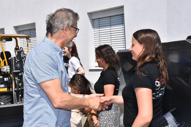 Angela und Bernhard Aschauer und ihre Mitarbeiterinnen und Mitarbeiter von Baumaschinen Aschauer verteilten an die Volksschulkinder und an die Kinder in der Krabbelstube und im Kindergarten kühle Erfrischungen.  | Foto: Robert Zinterhof