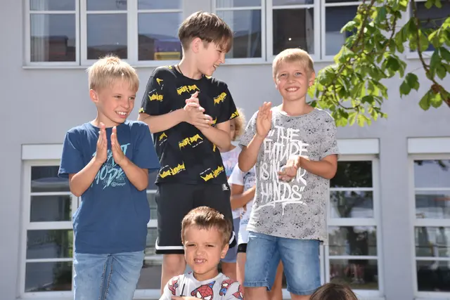 Angela und Bernhard Aschauer und ihre Mitarbeiterinnen und Mitarbeiter von Baumaschinen Aschauer verteilten an die Volksschulkinder und an die Kinder in der Krabbelstube und im Kindergarten kühle Erfrischungen.  | Foto: Robert Zinterhof