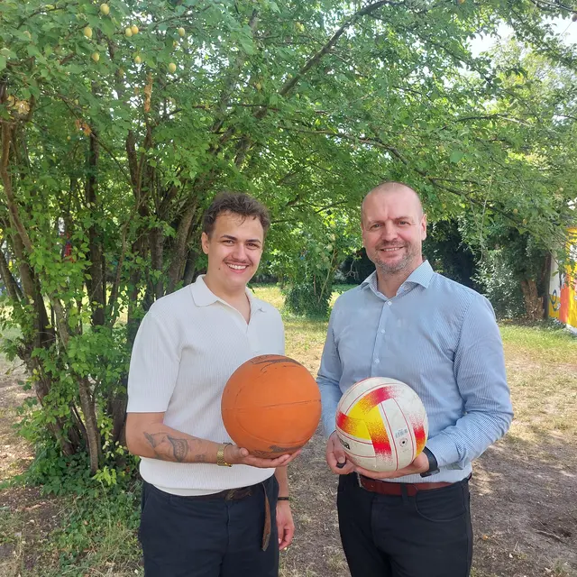 Die Welser Grünen, Alessandro Schatzmann und Thomas Rammerstorfer befürchten ein Ballspielverbot, das die neue Grünraumverordnung mit sich bringen könnte. | Foto: Grüne