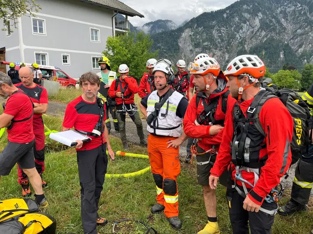 Einsatzbesprechung zur Bekämpfung des Waldbrandes nahe Bad Goisern. | Foto: BFKDO Gmunden