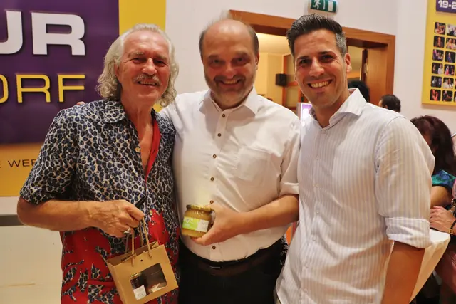 Meister des Blues Hans Theessink, Meister des Honigs Boris Pruntsch und BürgerMeister Alexander Ernst | Foto: Edith Ertl