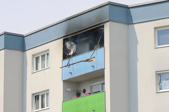 Balkonbrand im obersten Stockwerk eines Mehrparteienhauses in Wels-Pernau. | Foto: laumat.at