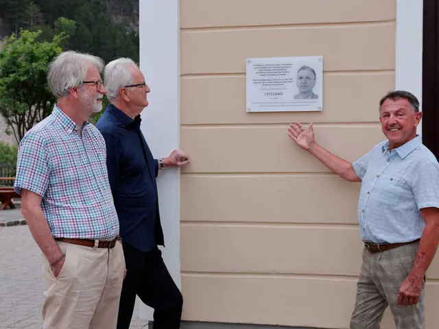 Enthüllung der Gedenktafel im Beisein der Söhne des Volksschuldirektors zu dessen 100-er. | Foto: Gemeinde Puchberg
