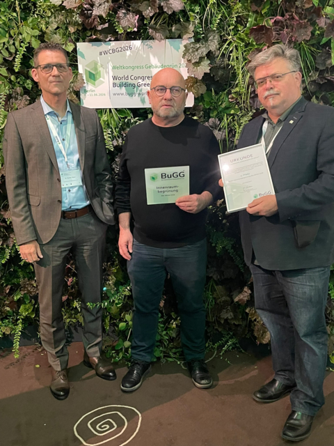 Gunter Mann, Präsident und Geschäftsführer des Bundesverbands GebäudeGrün, Architekt Gerhard Zemp und Wolfgang Weitmann von Weitmann Raumbegrünung e.U. | Foto: Weitmann