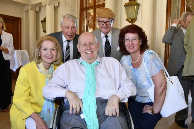 Franz Karl (m.) an seinem 75. Geburtstag mit Getrude Aubauer, Gerhard Bruckmann, Manfried Welan und Watraud Dallinger (v.l.). (Archiv) | Foto: Markus Spitzauer