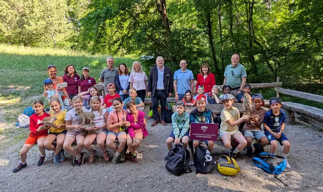 Über das Projekt „Naturpark-Tage“ im Mödlinger Stadtwald freuen sich: Erwachsene v.l.n.r.: Lehrerin Barbara List, Sarah Leischner (Landschaftspflegeverein für den Naturpark, Projektleiterin Bildung), Adriana Lembke (Naturvermittlerin LPV), Gerald Luef  (Stadtförster Mödling), Dagmar Schober (Umweltbeauftragte Mödling), Gorana Rampazzo-Todorovic (Leiterin Stadtgärtnerei Mödling), Markus Wildeis (Geschäftsführer Naturpark Föhrenberge), Rainer Praschak (Vizebürgermeister / Stadtrat für Stadtentwicklung, Klima- und Umweltschutz), Silvia Drechsler (Bürgermeisterin), Leo Lindebner (Stadtrat für Forst und Tierhaltung) mit den Schüler:innen der 3c der Volksschule Schulplatz in Maria Enzersdorf.  | Foto: Christian Boeger 
