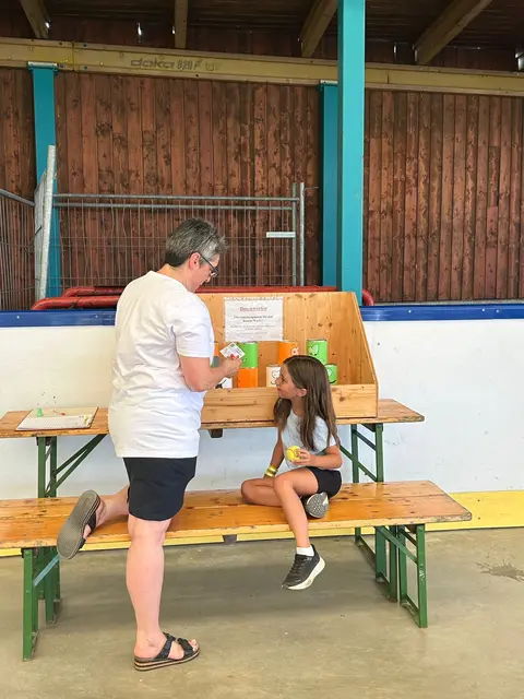 Für die Kinder gab es viele Stationen zum Mitmachen – darunter Malen, Nistkisten bauen, Kinderschminken, Dosenwerfen, ein Schätzspiel sowie eine Luftburg.  | Foto: zVg