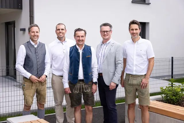Bei der Wohnungsübergabe: (v.l.) Thomas Maierhofer (Salzburg Wohnbau), Baumeister Bernhard Harlander, Landesrat Martin Zauner, Bürgermeister Thomas Ellmauer und Georg Grundbichler (Salzburg Wohnbau). | Foto: Salzburg Wohnbau