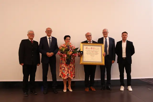 BH Mag. Siegmund Geiger, LH Anton Mattle, Gabi und Dr. Andreas Walser, Bgm. Werner Kurz und Vizebürgermeister Daniel Winkler. | Foto:  Elisabeth Zangerl  
