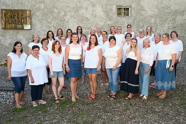Viele Gäste nutzten die Gelegenheit, bei guten Gesprächen und geselligem Beisammensein den Abend ausklingen zu lassen. | Foto: Herta Kern