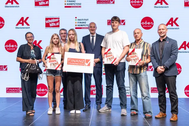 Ulrike Weiß (Leiterin Konsumentenschutz der Arbeiterkammer OÖ), Schulqualitätsmanager Manfred Schörghuber (Bildungsdirektion OÖ), Soziallandesrat Christian Dörfel, Johannes Kletzl (rechts am Bild, Geschäftsführer der Schuldnerhilfe OÖ) – mit Absolventen und Lehrkraft des Poly Perg. | Foto: Land OÖ/Charlotte Guggenberger