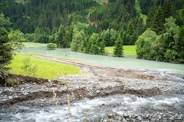 Aufgrund der starken Regenfälle am Montag kam es im Pitztal zu mehreren Murenabgängen, auch die Pitze trat stellenweise über ihre Ufer. | Foto: Land Tirol/Hörmann