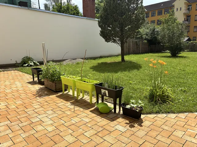 Kürzlich hat eine Besucherin einen Kräutergarten im Hinterhof angelegt. | Foto: MeinBezirk/Astrid Moder