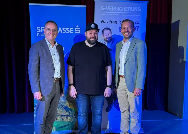 Der Künstler "Heidelbeerhugo" begeisterte Kundinnen und Kunden der Sparkasse mit scharfem Witz. | Foto: Sparkasse Pöllau