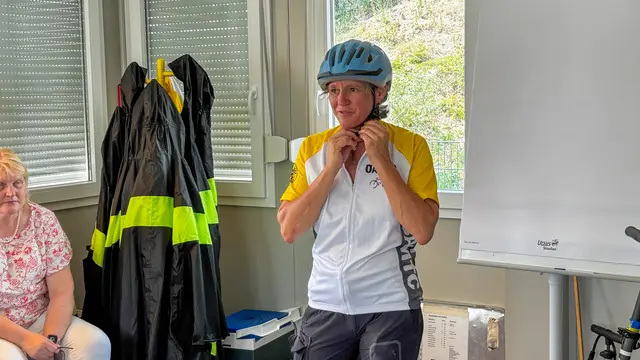 ÖAMTC-Trainerin Ellen Dehnert zeigt, wie der Helm richtig getragen wird. | Foto: Andreas Pölzl/MeinBezirk