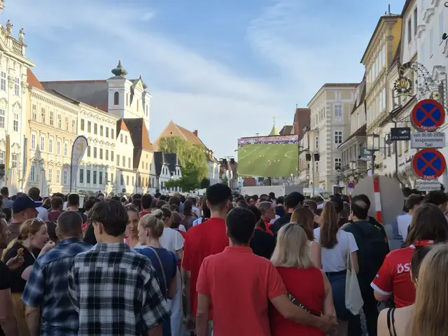 Die Stadt veranstaltet wieder ein Public Viewing, diesmal gemeinsam mit der Huepfburg auf dem Areal der alten Post, weil der Stadtplatz (im Foto) leider belegt ist.
 | Foto: Tobias Zachl