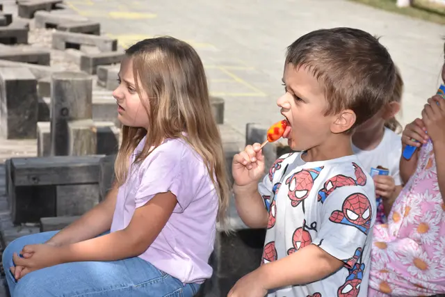 Angela und Bernhard Aschauer und ihre Mitarbeiterinnen und Mitarbeiter von Baumaschinen Aschauer verteilten an die Volksschulkinder und an die Kinder in der Krabbelstube und im Kindergarten kühle Erfrischungen.  | Foto: Robert Zinterhof