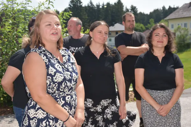 Angela und Bernhard Aschauer und ihre Mitarbeiterinnen und Mitarbeiter von Baumaschinen Aschauer verteilten an die Volksschulkinder und an die Kinder in der Krabbelstube und im Kindergarten kühle Erfrischungen.  | Foto: Robert Zinterhof