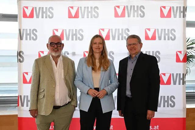 v.l.: VHS-Geschäftsführer Herbert Schweiger, Daniela Ecker-Stepp (SPÖ), die designierte Geschäftsführerin der Wiener Volkshochschulen und Aufsichtsratsvorsitzender der Wiener Volkshochschulen Christian Deutsch (SPÖ). | Foto: Matthias Pandrea/MeinBezirk