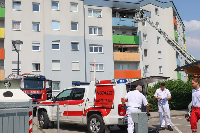 Balkonbrand im obersten Stockwerk eines Mehrparteienhauses in Wels-Pernau. | Foto: laumat.at