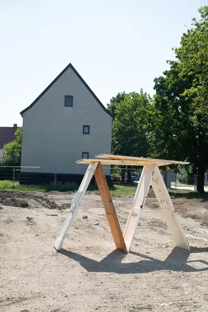 Das Kartenhaus von David Biegl / Rasmus Exo (mit Zeichen der Vergänglichkeit durch den Wind). | Foto: Danny Nedkova