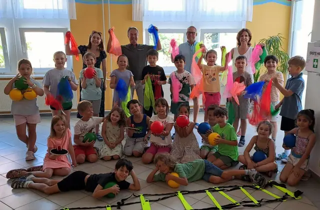 Personen hinten links beginnend: Pädagogin Lea Hochholdinger, Martin Dajc, Andreas Plasch, Direktorin Elisabeth Gruber-Szauer sowie die Schülerinnen und Schüler der ersten Klasse der Volksschule Melk.