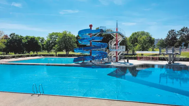 Schwimmbecken mit Rutsche