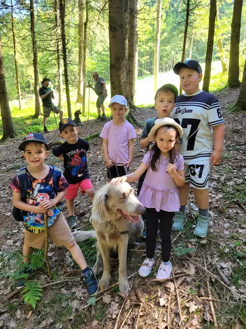 Die eigentlichen Stars des Tages waren jedoch die Jagdhunde. Mit großer Freude verfolgten die Kinder – hier Schüler der Volksschule Enzenkirchen – , wie die bestens ausgebildeten Vierbeiner ihr Können unter Beweis stellten.  | Foto: JG Enzenkirchen