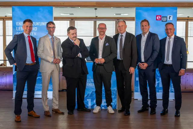 Bild (v.l.n.r): Sebastian Freier (technischer Vorstand EWR), Günter Salchner (BGM Reutte und EWR-Eigentümervertreter), Werner Gruber (österreichischer Physiker und Autor), Mario Gerber (Landesrat Tirol), Franz Pegger (EWR-Aufsichtsratsvorsitzender), Maximilian Eichstetter (BGM Füssen), Richard Alber (kaufmännischer Vorstand EWR).
 | Foto: Rolf Marke