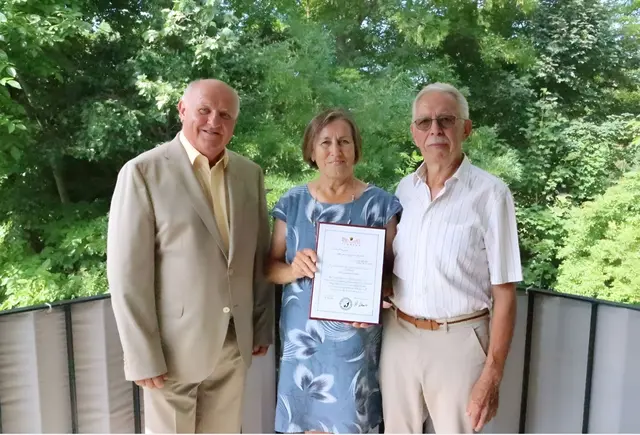 Bürgermeister Ernst Wendl, Elisabeth und Josef Felderer. | Foto: Marktgemeinde Himberg