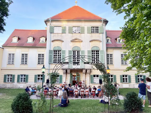 Am Donnerstagabend wurde bei SingABissl gemeinsam im Schlosspark gesungen.  | Foto: Marktgemeinde Maria Enzersdorf