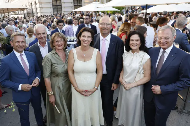 Wirtschaftsminister Wolfgang Hattmannsdorfer, RLB OÖ-Aufsichtsratspräsident Volkmar Angermeier, Eleonore Angermeier, Steuerberaterin Birgit Schwendtbauer-Schönauer, RLB OÖ-Generaldirektor Reinhard Schwendtbauer, Unternehmerin Bettina Stelzer-Wögerer, Oö. Landeshauptmann Thomas Stelzer | Foto: RLB OÖ