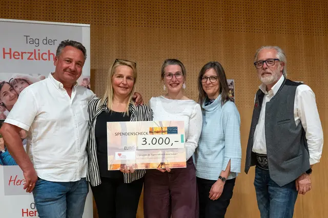 Scheckübergabe an „Vinzibus“ und „Arche Tirol“ im Rahmen des Tags der Herzlichkeit.  | Foto: Bischof-Stecher-Gedächtnisverein