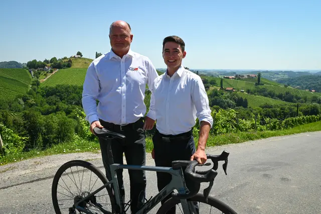 Besichtigung: WSA KTM Graz-Teamchef Christoph Resl mit seinem stärksten Fahrer Martin Messner (r.) beim letzten Anstieg kurz vor Gamlitz. | Foto: MeinBezirk/Alois Lipp