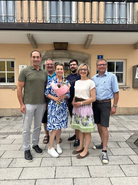 Karin Kölbinger (3.v.l.) durfte ihre erste Gemeinderatssitzung als Amtsleiterin von Wimsbach-Neydharting abhalten. | Foto: Gemeinde Wimsbach