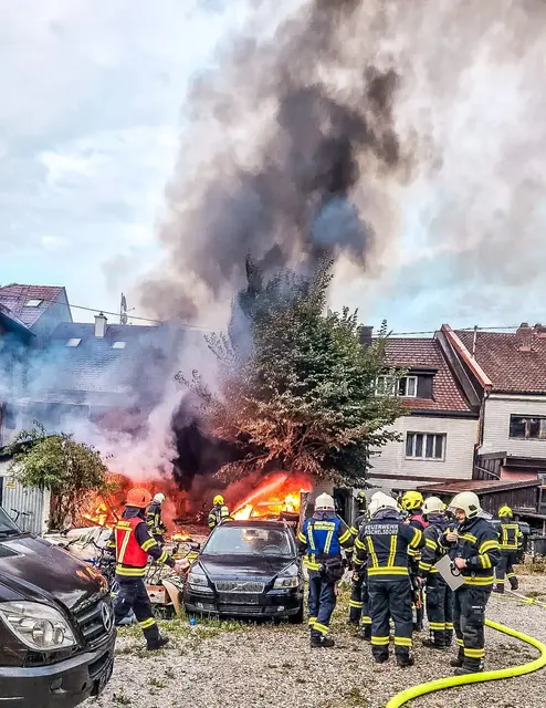 Die Feuerwehr war mit einem Großbrand im dicht verbauten Ortszentrum von Uttendorf beschäftigt. | Foto: Daniel Scharinger