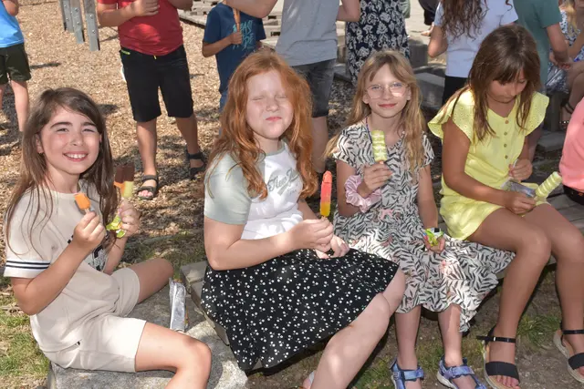 Angela und Bernhard Aschauer und ihre Mitarbeiterinnen und Mitarbeiter von Baumaschinen Aschauer verteilten an die Volksschulkinder und an die Kinder in der Krabbelstube und im Kindergarten kühle Erfrischungen.  | Foto: Robert Zinterhof
