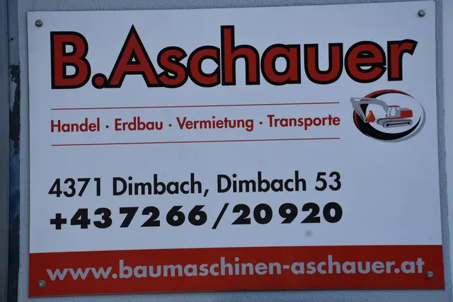 Angela und Bernhard Aschauer und ihre Mitarbeiterinnen und Mitarbeiter von Baumaschinen Aschauer verteilten an die Volksschulkinder und an die Kinder in der Krabbelstube und im Kindergarten kühle Erfrischungen.  | Foto: Robert Zinterhof