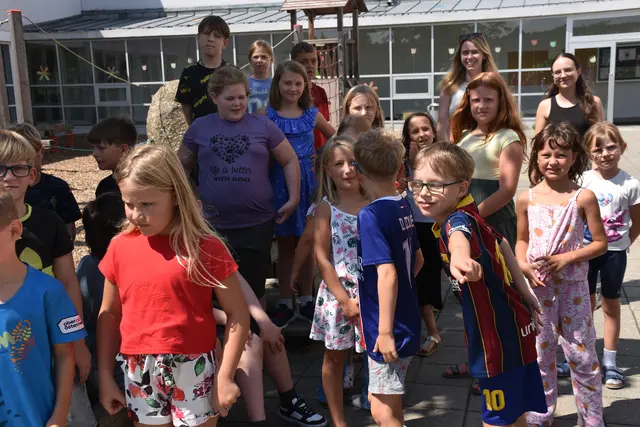 Angela und Bernhard Aschauer und ihre Mitarbeiterinnen und Mitarbeiter von Baumaschinen Aschauer verteilten an die Volksschulkinder und an die Kinder in der Krabbelstube und im Kindergarten kühle Erfrischungen.  | Foto: Robert Zinterhof