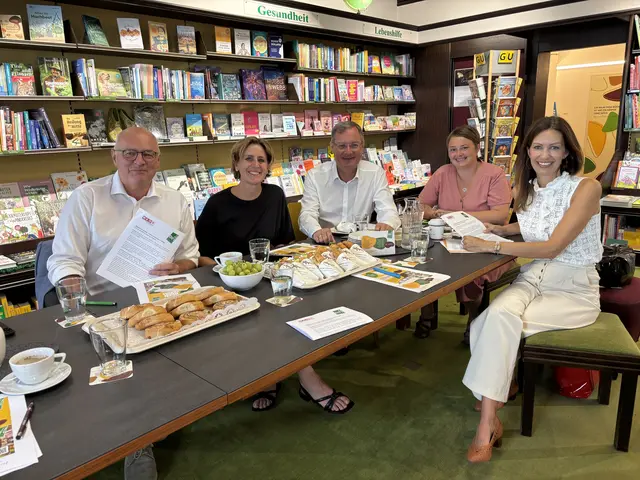 Christoph Wiesner, Doris Dim-Knoglinger, Bernhard Zwielehner, Susanne Oberleitner und Katharina Anna Ecker beim Pressefrühstück in der Buchhandlung. | Foto: MeinBezirk/Mayr