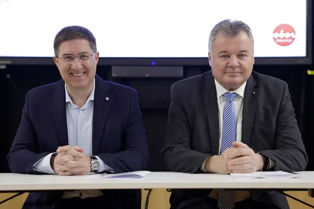 Der Welser Bürgermeister Andreas Rabl im Gespräch mit Verkehrslandesrat Günther Steinkellner über den neuen Bahnknotenpunkt Wels. | Foto: Land OÖ/Kauder