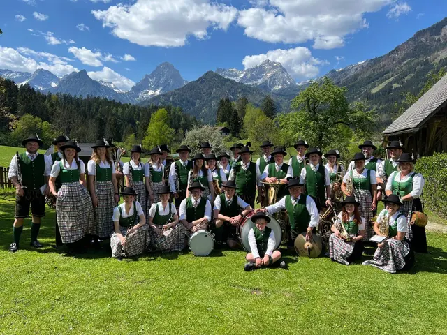 Die Trachtenmusikkapelle Hinterstoder mit ihrem neuen Obmann Engelbert Edlinger und dem musikalischen Leiter Georg Neulinger. | Foto: TMK Hinterstoder