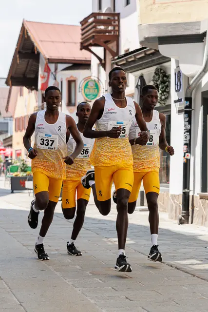 Der Kenia-Express mit Sieger John Kargithi Kariuki (1. v. r.). | Foto: Sparkasse
