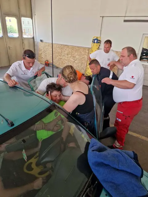 In mehreren Einsatzgruppen hatten die zahlreichen Teilnehmer die Möglichkeit, die unterschiedlichen Rettungstechniken selbst anzuwenden. | Foto: FF Vitis