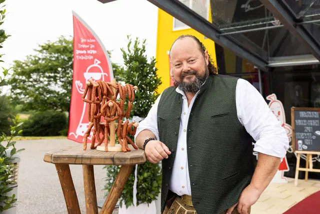 Hannes Weber, Inhaber der Premium-Metzgerei Wasner im bayrischen Bad Birnbach, setzt am neuen Standort auf traditionelles Metzgerhandwerk. | Foto: Lisa Burck/Bazzoka