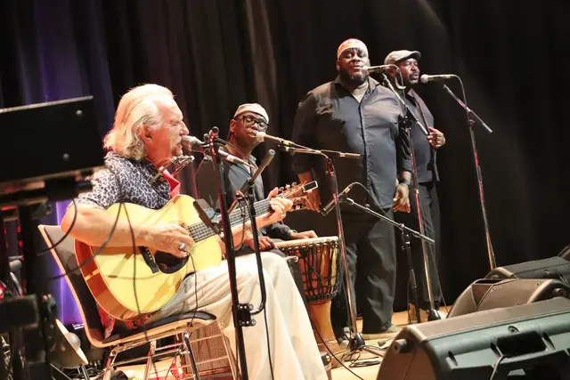 Mit seinem vielfältigen Repertoire nahm Hans Theessink das Publikum mit auf eine Reise durch Blues, Rhythm, Folk und Gospel, aber auch auf ausgewählte Weltmusik.  | Foto: Edith Ertl