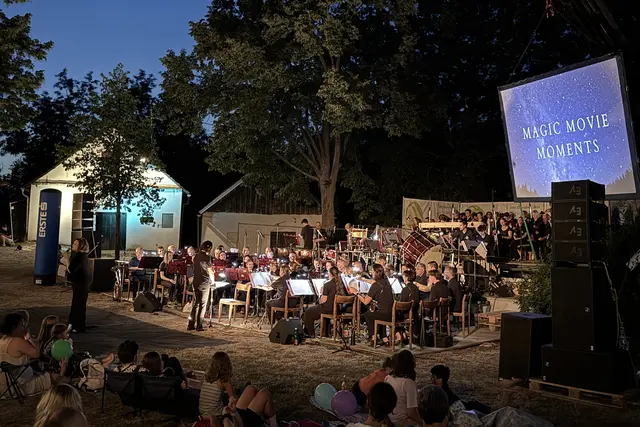 Mehr als 100 Musikerinnen und Musiker begeisterten beim Open-Air-Konzert „Magic Movie Moments“ auf dem Paasdorfer Kellerrundplatz mit den größten Filmmusik-Hits. | Foto: Weiß