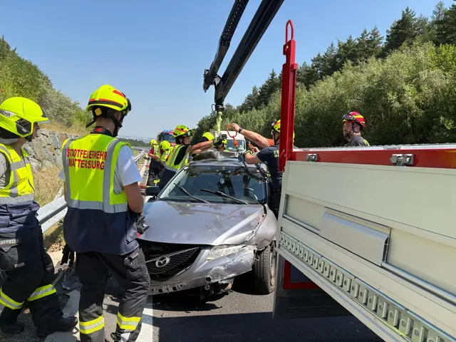 Der Fahrzeuglenker wurde vom Rettungsdienst versorgt. | Foto: Feuerwehr Mattersburg